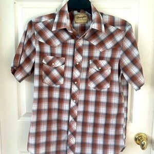 Vintage Wrangler Western snap short sleeved plaid shirt. Size Medium.